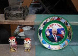 Dressing table with a Putin commemorative plate